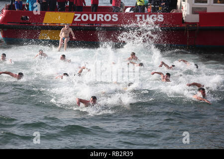 Thessaloniki, Griechenland. 6. Januar 2019. Schwimmer Rennen ein hölzernes Kreuz während einer Erscheinung wasser Segen Zeremonie in der nordgriechischen Stadt Thessaloniki abzurufen. Diese Zeremonie markiert die Epiphanie Tag jedes Jahr in Griechenland als Christliche orthodoxe Priester gefeiert ein Kreuz ins Wasser und Schwimmer Rennen werfen, um es abzurufen. Credit: Giannis Papanikos/ZUMA Draht/Alamy leben Nachrichten Stockfoto