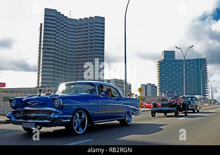 Peking, China. 5 Jan, 2019. Foto aufgenommen am Jan. 5, 2019 zeigt Oldtimer auf den Straßen laufen in Havanna, der Hauptstadt von Kuba. Mehr als 200 Oldtimer auf den Straßen von Havanna Samstag für einen Wettbewerb. Credit: Joaquin Hernandez/Xinhua/Alamy leben Nachrichten Stockfoto