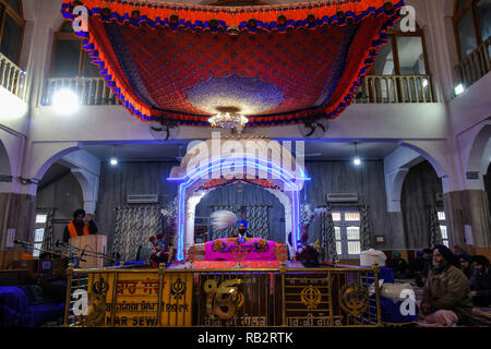 Kaschmir, Indien. 5. Jan 2019. Gläubigen besuchen Die gurduwara Chatti Padshahi in Srinagar, Gebete auf der 349. Geburtstag von Guru Gobind Singh am 5. Januar 2019 bieten. Guru Gobind Singh war der Zehnte spiritueller Meister oder Guru, der Sikh Religion. 5 Jan, 2019. Er wurde der Sikhs Marktführer im Alter 9 nach der Hinrichtung seines Vaters von den Moguln. Anhänger besucht Sikh über das Tal am Sonntag trotz der Chili morgen und der Schnee bedeckt, das Tal der Credit: Muzamil Mattoo/IMAGESLIVE/ZUMA Draht/Alamy Live News Credit: ZUMA Press, Inc./Alamy leben Nachrichten Stockfoto