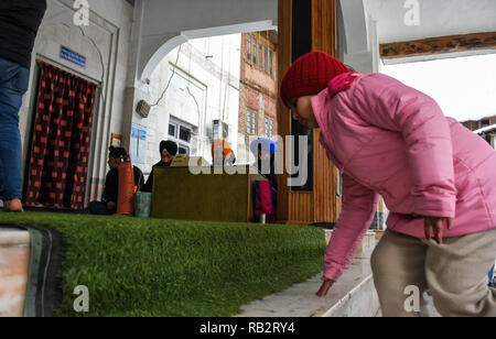 Kaschmir, Indien. 5. Jan 2019. Gläubigen besuchen Die gurduwara Chatti Padshahi in Srinagar, Gebete auf der 349. Geburtstag von Guru Gobind Singh am 5. Januar 2019 bieten. Guru Gobind Singh war der Zehnte spiritueller Meister oder Guru, der Sikh Religion. 5 Jan, 2019. Er wurde der Sikhs Marktführer im Alter 9 nach der Hinrichtung seines Vaters von den Moguln. Anhänger besucht Sikh über das Tal am Sonntag trotz der Chili morgen und der Schnee bedeckt, das Tal der Credit: Muzamil Mattoo/IMAGESLIVE/ZUMA Draht/Alamy Live News Credit: ZUMA Press, Inc./Alamy leben Nachrichten Stockfoto