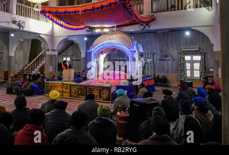 Kaschmir, Indien. 5. Jan 2019. Gläubigen besuchen Die gurduwara Chatti Padshahi in Srinagar, Gebete auf der 349. Geburtstag von Guru Gobind Singh am 5. Januar 2019 bieten. Guru Gobind Singh war der Zehnte spiritueller Meister oder Guru, der Sikh Religion. 5 Jan, 2019. Er wurde der Sikhs Marktführer im Alter 9 nach der Hinrichtung seines Vaters von den Moguln. Anhänger besucht Sikh über das Tal am Sonntag trotz der Chili morgen und der Schnee bedeckt, das Tal der Credit: Muzamil Mattoo/IMAGESLIVE/ZUMA Draht/Alamy Live News Credit: ZUMA Press, Inc./Alamy leben Nachrichten Stockfoto