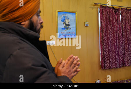 Kaschmir, Indien. 5. Jan 2019. Gläubigen besuchen Die gurduwara Chatti Padshahi in Srinagar, Gebete auf der 349. Geburtstag von Guru Gobind Singh am 5. Januar 2019 bieten. Guru Gobind Singh war der Zehnte spiritueller Meister oder Guru, der Sikh Religion. 5 Jan, 2019. Er wurde der Sikhs Marktführer im Alter 9 nach der Hinrichtung seines Vaters von den Moguln. Anhänger besucht Sikh über das Tal am Sonntag trotz der Chili morgen und der Schnee bedeckt, das Tal der Credit: Muzamil Mattoo/IMAGESLIVE/ZUMA Draht/Alamy Live News Credit: ZUMA Press, Inc./Alamy leben Nachrichten Stockfoto