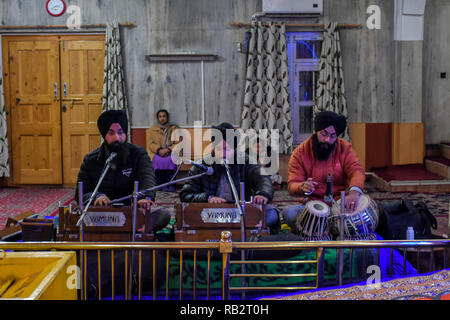 Kaschmir, Indien. 5. Jan 2019. Gläubigen besuchen Die gurduwara Chatti Padshahi in Srinagar, Gebete auf der 349. Geburtstag von Guru Gobind Singh am 5. Januar 2019 bieten. Guru Gobind Singh war der Zehnte spiritueller Meister oder Guru, der Sikh Religion. 5 Jan, 2019. Er wurde der Sikhs Marktführer im Alter 9 nach der Hinrichtung seines Vaters von den Moguln. Anhänger besucht Sikh über das Tal am Sonntag trotz der Chili morgen und der Schnee bedeckt, das Tal der Credit: Muzamil Mattoo/IMAGESLIVE/ZUMA Draht/Alamy Live News Credit: ZUMA Press, Inc./Alamy leben Nachrichten Stockfoto