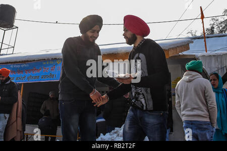 Kaschmir, Indien. 5. Jan 2019. Gläubigen besuchen Die gurduwara Chatti Padshahi in Srinagar, Gebete auf der 349. Geburtstag von Guru Gobind Singh am 5. Januar 2019 bieten. Guru Gobind Singh war der Zehnte spiritueller Meister oder Guru, der Sikh Religion. 5 Jan, 2019. Er wurde der Sikhs Marktführer im Alter 9 nach der Hinrichtung seines Vaters von den Moguln. Anhänger besucht Sikh über das Tal am Sonntag trotz der Chili morgen und der Schnee bedeckt, das Tal der Credit: Muzamil Mattoo/IMAGESLIVE/ZUMA Draht/Alamy Live News Credit: ZUMA Press, Inc./Alamy leben Nachrichten Stockfoto