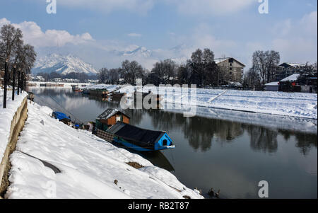 Srinagar, Indien. Januar 5, 2019 - Schwere Schnee fällt in Srinagar, die Hauptstadt des Indischen verwalteten Kaschmir, am 4. Januar 2019. Starker Schneefall am Nachmittag in Srinagar gestartet und innerhalb einer halben Stunde die Stadt von einer weißen Schneedecke das tägliche Leben und was es schwierig macht, um in verschiedenen Teilen der Stadt zu bewegen. Credit: ZUMA Press, Inc./Alamy leben Nachrichten Stockfoto