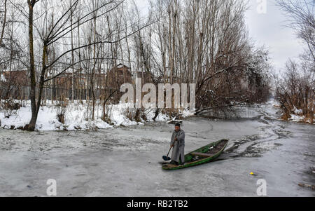 Srinagar, Indien. Januar 5, 2019 - Schwere Schnee fällt in Srinagar, die Hauptstadt des Indischen verwalteten Kaschmir, am 4. Januar 2019. Starker Schneefall am Nachmittag in Srinagar gestartet und innerhalb einer halben Stunde die Stadt von einer weißen Schneedecke das tägliche Leben und was es schwierig macht, um in verschiedenen Teilen der Stadt zu bewegen. Credit: ZUMA Press, Inc./Alamy leben Nachrichten Stockfoto