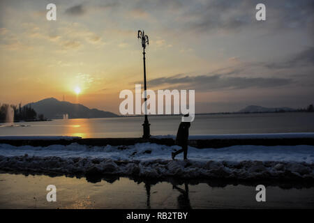 Srinagar, Indien. Januar 5, 2019 - Schwere Schnee fällt in Srinagar, die Hauptstadt des Indischen verwalteten Kaschmir, am 4. Januar 2019. Starker Schneefall am Nachmittag in Srinagar gestartet und innerhalb einer halben Stunde die Stadt von einer weißen Schneedecke das tägliche Leben und was es schwierig macht, um in verschiedenen Teilen der Stadt zu bewegen. Credit: ZUMA Press, Inc./Alamy leben Nachrichten Stockfoto