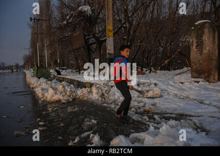 Srinagar, Indien. Januar 5, 2019 - Schwere Schnee fällt in Srinagar, die Hauptstadt des Indischen verwalteten Kaschmir, am 4. Januar 2019. Starker Schneefall am Nachmittag in Srinagar gestartet und innerhalb einer halben Stunde die Stadt von einer weißen Schneedecke das tägliche Leben und was es schwierig macht, um in verschiedenen Teilen der Stadt zu bewegen. Credit: ZUMA Press, Inc./Alamy leben Nachrichten Stockfoto