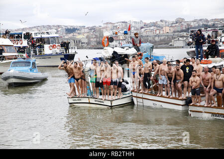 Istanbul, Türkei. 6. Januar 2019. der griechisch-orthodoxe Schwimmer ins Wasser springen ein hölzernes Kruzifix im Bosporus während der Erscheinung des Herrn feiern geworfen abzurufen. Alexandros Michailidis/Alamy leben Nachrichten Stockfoto