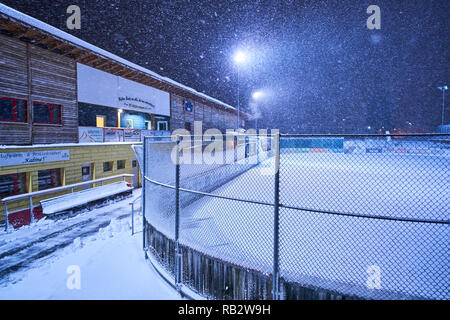 Allgäu, Deutschland. 5. Jan 2019. Ein schneepflüge versuchen, den schweren Wintereinbruch und Schnee am Morgen in der Eissporthalle in Marktoberdorf, Bayern, Allgäu, Deutschland, 06 Januar, 2019 bekämpfen. © Peter Schatz/Alamy leben Nachrichten Stockfoto