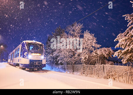 Allgäu, Deutschland. 5. Jan 2019. Bahnhof Marktoberdorf Schule in schweren Wintereinbruch und Schnee am Morgen in Marktoberdorf, Bayern, Allgäu, Deutschland, Januar 06, 2019 abgedeckt. © Peter Schatz/Alamy leben Nachrichten Stockfoto