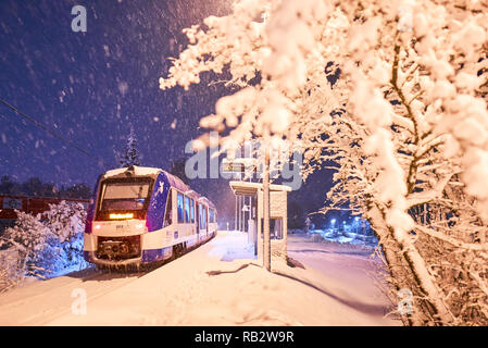 Allgäu, Deutschland. 5. Jan 2019. Bahnhof Marktoberdorf Schule in schweren Wintereinbruch und Schnee am Morgen in Marktoberdorf, Bayern, Allgäu, Deutschland, Januar 06, 2019 abgedeckt. © Peter Schatz/Alamy leben Nachrichten Stockfoto