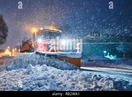 Allgäu, Deutschland. 5. Jan 2019. Autos von Schnee und Schnee Pflügen versuchen, den schweren Wintereinbruch und Schnee am Morgen in Marktoberdorf, Bayern, Allgäu, Deutschland, Januar 06, 2019 zu bekämpfen. © Peter Schatz/Alamy leben Nachrichten Stockfoto