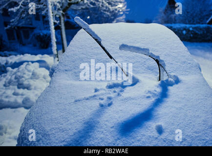 Allgäu, Deutschland. 5. Jan 2019. Autos von Schnee und Schnee Pflügen versuchen, den schweren Wintereinbruch und Schnee am Morgen in Marktoberdorf, Bayern, Allgäu, Deutschland, Januar 06, 2019 zu bekämpfen. © Peter Schatz/Alamy leben Nachrichten Stockfoto