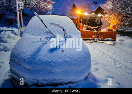 Allgäu, Deutschland. 5. Jan 2019. Autos von Schnee und Schnee Pflügen versuchen, den schweren Wintereinbruch und Schnee am Morgen in Marktoberdorf, Bayern, Allgäu, Deutschland, Januar 06, 2019 zu bekämpfen. © Peter Schatz/Alamy leben Nachrichten Stockfoto