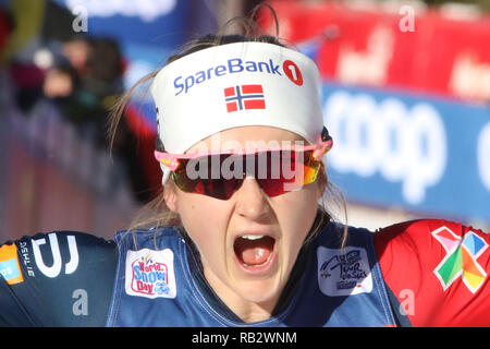 Fleimstal, Italien. 6. Januar 2019. FIS Langlauf Weltcup, meine Damen letzte Steigung; Ingvild Flugstad Oestberg (NOR) feiert Credit: Aktion Plus Sport Bilder/Alamy Live News Credit: Aktion Plus Sport Bilder/Alamy leben Nachrichten Stockfoto