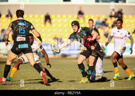 Parma, Italien. 6. Januar, 2019. Zebre Wing's Jamie Elliot versucht, eine Offload für seinen Mannschaftskameraden Edoardo Padovani im Spiel gegen den Geparden in GuinnessPro 14 © Massimiliano Carnabuci/Alamy leben Nachrichten Stockfoto