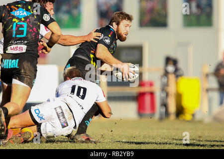 Parma, Italien. 6. Januar, 2019. Zebre der inneren Mitte Nicolas De Battista passt den Ball nach einer im Spiel gegen den Geparden in GuinnessPro 14 © Massimiliano Carnabuci/Alamy Leben Nachrichten anpacken Stockfoto