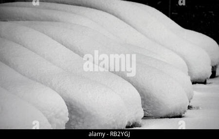 Schongau, Deutschland. 06 Jan, 2019. Starke Schneefälle haben den Verkehr in Bayern gestört und diese Autos fallen in einer Händlerniederlassung Parkplatz. Foto: Karl-Josef Hildenbrand/dpa/Alamy leben Nachrichten Stockfoto