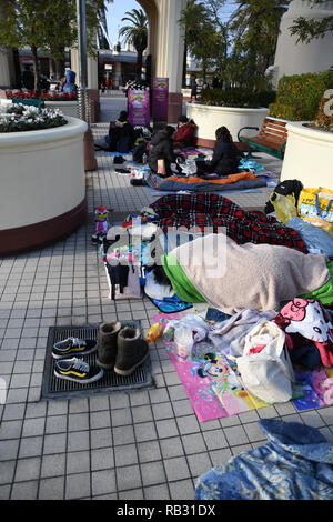 Osaka, Japan. 31 Dez, 2018. Menschen warten auf den Universal Studios Japan für das Abend neue Jahre Party Veranstaltung in Osaka. Als Ergebnis der Partei, Tag Zeit Kunden wurden Fragen der Park um fünf Uhr zu Leben, und kann von diesem Kunden wurden nicht bewusst, dass die Situation einige Kunden beschweren und nach einem Manager der USJ'' die Ansage Es war auf seiner Web site'' post. Montag, 31 Dezember, 2018. Foto: Ramiro Agustin Vargas Tabares Credit: Ramiro Agustin Vargas Tabares/ZUMA Draht/Alamy leben Nachrichten Stockfoto