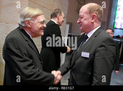 Rehburg Loccum, Deutschland. 6. Januar 2019. Horst Hirschler (l), Abt von Kloster Loccum, begrüßt Reinhold Hilbers (CDU), Minister für Finanzen des Landes Niedersachsen, zu Beginn der Erscheinung der Rezeption der Evangelisch-lutherischen Landeskirche Hannovers. Ralf Meister (Hintergrund), Bischof der Evangelisch-lutherischen Landeskirche Hannovers. Jedes Jahr Vertreter aus Politik, Gesellschaft und Wirtschaft an das Kloster für die Rezeption am Tag der Erscheinung des Herrn kommen. Quelle: dpa Picture alliance/Alamy leben Nachrichten Stockfoto