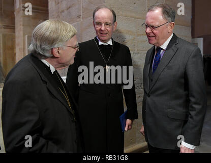 Rehburg Loccum, Deutschland. 6. Januar 2019. Horst Hirschler (l), Abt von Kloster Loccum, Ralf Meister (M), Bischof der Evangelisch-Lutherischen Landeskirche Hannover, und Stephan Weil (SPD), Ministerpräsident von Niedersachsen, sind im Gespräch vor Beginn der Erscheinung der Rezeption der Evangelisch-lutherischen Landeskirche Hannover. Jedes Jahr Vertreter aus Politik, Gesellschaft und Wirtschaft an das Kloster für die Rezeption am Tag der Erscheinung des Herrn kommen. Quelle: dpa Picture alliance/Alamy leben Nachrichten Stockfoto