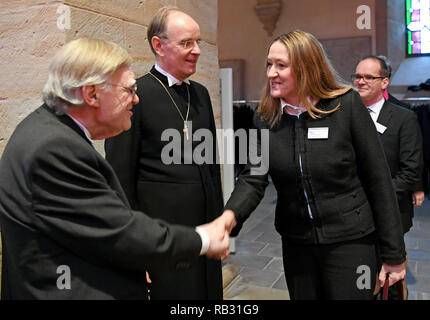 Rehburg Loccum, Deutschland. 6. Januar 2019. Horst Hirschler (l), Abt des Klosters Loccum, begrüßt Gabriele Andretta, Präsident des Niedersächsischen Landtags, zu Beginn der Erscheinung der Rezeption der Evangelisch-Lutherischen Kirche in Hannover. Ralf Meister (2. von links), Bischof der Evangelisch-lutherischen Landeskirche Hannovers, und Grant Hendrik Tonne (SPD, r), Minister für Kultur, Niedersachsen. Jedes Jahr Vertreter aus Politik, Gesellschaft und Wirtschaft an das Kloster für die Rezeption am Tag der Erscheinung des Herrn kommen. Quelle: dpa Picture alliance/Alamy leben Nachrichten Stockfoto