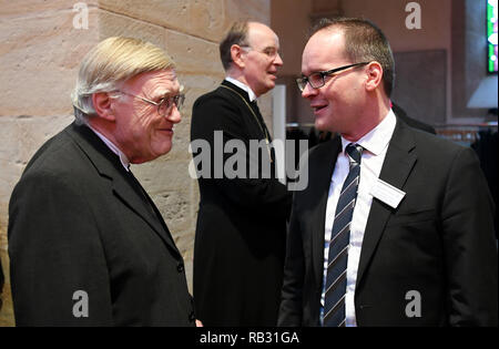 Rehburg Loccum, Deutschland. 6. Januar 2019. Horst Hirschler (l), Abt von Kloster Loccum, begrüßt Grant Hendrik Tonne (SPD), Minister für Kultur, Niedersachsen, am Anfang der Epiphanie Rezeption der Evangelisch-lutherischen Landeskirche Hannovers. Im Hintergrund Ralf Meister, Bischof der Evangelisch-lutherischen Landeskirche Hannovers. Jedes Jahr Vertreter aus Politik, Gesellschaft und Wirtschaft an das Kloster für die Rezeption am Tag der Erscheinung des Herrn kommen. Quelle: dpa Picture alliance/Alamy leben Nachrichten Stockfoto