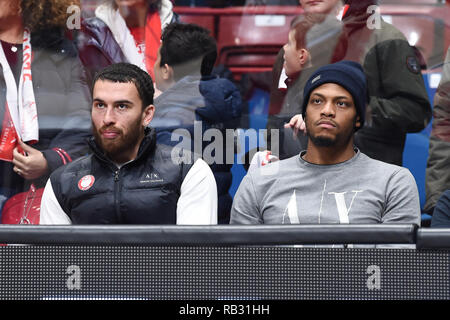 Mailand, Italien. 06 Jan, 2019. Foto Claudio Grassi - LaPresse 06 Maggio 2005 2019 Assago, Milano (Italia) Sport Warenkorb Serie A Postemobile Warenkorb 2018-2019 AX Armani Exchange Olimpia Milano - Dolomiti Energia Trentino Nella Foto: Mike James (#2 AX Armani Exchange Milano) e Jeff Brooks (Nr. 32 AX Armani Exchange Milano) in borghese Credit: LaPresse/Alamy leben Nachrichten Stockfoto