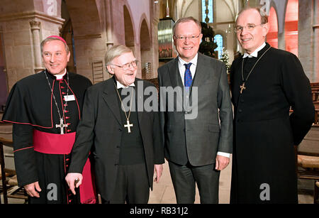 Rehburg Loccum, Deutschland. 6. Januar 2019. Wilfried Bernhard Theising (L-R), Weihbischof in Münster und Beamter des Offizialatsbezirk Oldenburg mit Sitz in Vechta, Horst Hirschler, Abt des Klosters Loccum, Stephan Weil (SPD), Ministerpräsident von Niedersachsen, und Ralf Meister, Bischof der Evangelisch-Lutherischen Landeskirche Hannover, stehen am Anfang der Erscheinung der Rezeption der Evangelisch-lutherischen Landeskirche Hannover in der Klosterkirche. Quelle: dpa Picture alliance/Alamy leben Nachrichten Stockfoto