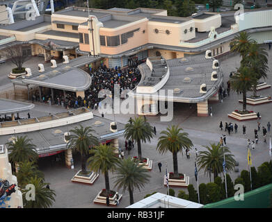 Osaka, Japan. 31 Dez, 2018. Menschen warten auf den Universal Studios Osaka Japan zu geben. Montag, 31 Dezember, 2018. Foto: Ramiro Agustin Vargas Tabares Credit: Ramiro Agustin Vargas Tabares/ZUMA Draht/Alamy leben Nachrichten Stockfoto