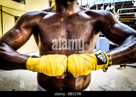 Havanna, Havanna, Kuba. 9. Okt., 2018. Der Boxer Hände mit Bandagen im Rafael Trejo Trainingslager in Havanna, Kuba. kubanische Boxer sind die meisten in der Geschichte von Amateur Boxing erfolgreich, Kuba hat 32 olympischen Boxen Goldmedaillen gewonnen, seit 1972. Im Jahr 1962, Professional Boxing in Kuba wurde von Fidel Castro verboten. Als Folge von Castros verbieten, wenn Kämpfer ihren Traum von Weltmeister sie haben die herzzerreißende Entscheidung mangels aus dem Land zu verfolgen möchten, und es kann sehr hart sein für Sie, weil Sie Exkommuniziert sind und von ihren Familien getrennt. Die beiden wichtigsten Stockfoto