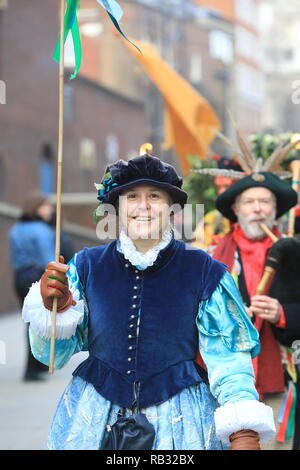 London, Großbritannien. 06 Jan, 2019. Zwölfte Nacht feiern am 6. Januar in der Bankside Gegend von London. Die erstaunliche Holly Mensch ist über die Millennium Bridge zu Shakespeare's Globe geleitet. Credit: Monica Wells/Alamy leben Nachrichten Stockfoto