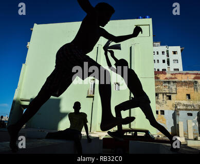 Havanna, Havanna, Kuba. 11 Okt, 2018. Silhouetten der junge Boxer gesehen, Ausbildung an der Rafael Trejo Trainingslager in Havanna, Kuba. kubanische Boxer sind die meisten in der Geschichte von Amateur Boxing erfolgreich, Kuba hat 32 olympischen Boxen Goldmedaillen gewonnen, seit 1972. Im Jahr 1962, Professional Boxing in Kuba wurde von Fidel Castro verboten. Als Folge von Castros verbieten, wenn Kämpfer ihren Traum von Weltmeister sie haben die herzzerreißende Entscheidung mangels aus dem Land zu verfolgen möchten, und es kann sehr hart sein für Sie, weil Sie Exkommuniziert sind und von ihren Familien getrennt. Stockfoto