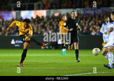 Newport, Großbritannien. 06 Jan, 2019. Antoine Semenyo von Newport County schießt während der FA-Cup 3 Runde zwischen Newport County und Leicester City an Rodney Parade, Newport, Wales am 6. Januar 2019. Foto von Dave Peters. Nur die redaktionelle Nutzung, eine Lizenz für die gewerbliche Nutzung erforderlich. Keine Verwendung in Wetten, Spiele oder einer einzelnen Verein/Liga/player Publikationen. Credit: UK Sport Pics Ltd/Alamy leben Nachrichten Stockfoto