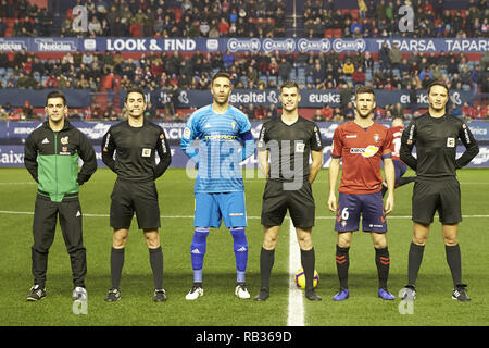 Pamplona, Spanien. 6. Januar, 2019. Die Kapitäne beider Mannschaften und die 3 Schiedsrichter sind vor den spanischen Fußball der Liga 123, Übereinstimmung zwischen CA Osasuna und Cadiz CF Sadar Stadium, in Pamplona (Navarra), Spanien gesehen. Credit: Fernando Pidal/SOPA Images/ZUMA Draht/Alamy leben Nachrichten Stockfoto