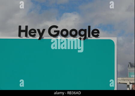 Las Vegas, USA. 06 Jan, 2019. Der Schriftzug "Hey Google" - der Alarm Wort für die Sprache des Internet Group - kann die Technologie Messe CES in Las Vegas gesehen werden. Credit: Andrej Sokolow/dpa/Alamy leben Nachrichten Stockfoto