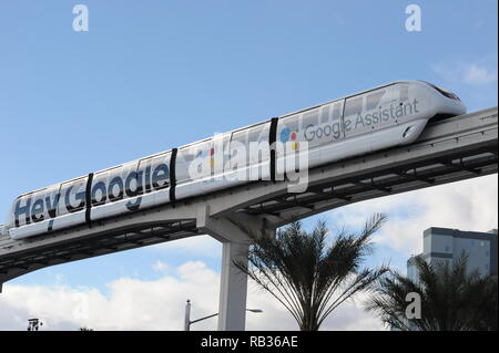 Las Vegas, USA. 06 Jan, 2019. Eine Einschienenbahn verbindet den Bahnhof mit den Worten "Hey Google" - der Alarm Wort für die Sprache des Internet Group - kann die Technologie Messe CES gesehen werden. Credit: Andrej Sokolow/dpa/Alamy leben Nachrichten Stockfoto