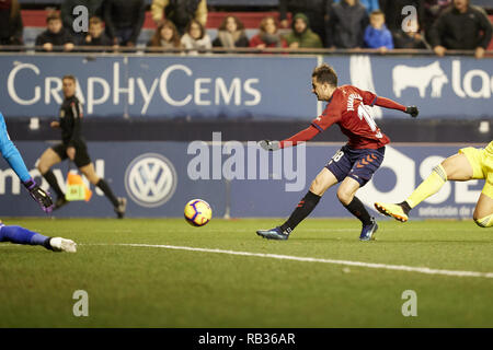 Pamplona, Spanien. 6. Januar, 2019. Juan Villar (vorwärts; CA Osasuna), die in Aktion während der spanischen Fußball der Liga 123, Übereinstimmung zwischen CA Osasuna und Cadiz CF Sadar Stadion gesehen, in Pamplona (Navarra), Spanien. Credit: Fernando Pidal/SOPA Images/ZUMA Draht/Alamy leben Nachrichten Stockfoto