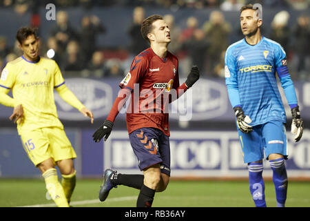 Pamplona, Spanien. 6. Januar, 2019. Juan Villar (vorwärts; CA Osasuna), die in Aktion während der spanischen Fußball der Liga 123, Übereinstimmung zwischen CA Osasuna und Cadiz CF Sadar Stadion gesehen, in Pamplona (Navarra), Spanien. Credit: Fernando Pidal/SOPA Images/ZUMA Draht/Alamy leben Nachrichten Stockfoto