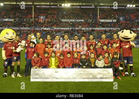 Pamplona, Spanien. 6. Januar, 2019. Titular Team der CA Osasuna vor den spanischen Fußball der Liga 123, Übereinstimmung zwischen CA Osasuna und Cadiz CF Sadar Stadium, in Pamplona (Navarra), Spanien gesehen. Credit: Fernando Pidal/SOPA Images/ZUMA Draht/Alamy leben Nachrichten Stockfoto