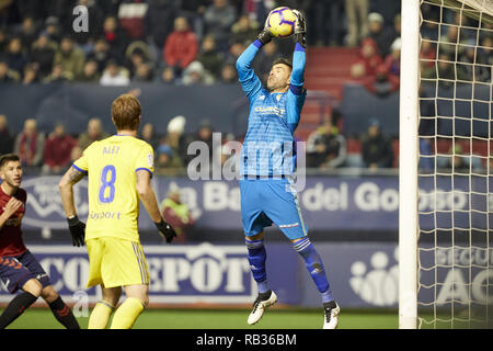 Pamplona, Spanien. 6. Januar, 2019. Cifuentes (Torhüter; Cádiz CF) in Aktion während der spanischen Fußball der Liga 123, Übereinstimmung zwischen CA Osasuna und Cadiz CF Sadar Stadion gesehen, in Pamplona (Navarra), Spanien. Credit: Fernando Pidal/SOPA Images/ZUMA Draht/Alamy leben Nachrichten Stockfoto