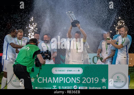 Glasgow, Schottland, Großbritannien. 06 Jan, 2019. Aktion vom Tag 3 des FansBet Star Sixes Turnier an die SSE-Hydro in Glasgow. Fansbet Star Sechsen Final 2019 Sieger England England feiern wie die gekrönte Meister der Star Sixes 2019. Credit: Colin Poultney/Alamy leben Nachrichten Stockfoto