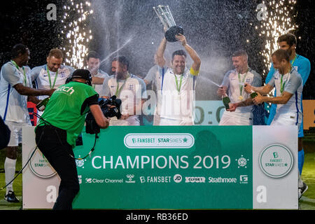 Glasgow, Schottland, Großbritannien. 06 Jan, 2019. Aktion vom Tag 3 des FansBet Star Sixes Turnier an die SSE-Hydro in Glasgow. Fansbet Star Sechsen Final 2019 Sieger England England feiern wie die gekrönte Meister der Star Sixes 2019. Credit: Colin Poultney/Alamy leben Nachrichten Stockfoto