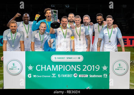 Glasgow, Schottland, Großbritannien. 06 Jan, 2019. Aktion vom Tag 3 des FansBet Star Sixes Turnier an die SSE-Hydro in Glasgow. Fansbet Star Sechsen Final 2019 Sieger England England feiern wie die gekrönte Meister der Star Sixes 2019. Credit: Colin Poultney/Alamy leben Nachrichten Stockfoto