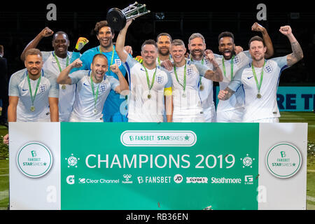 Glasgow, Schottland, Großbritannien. 06 Jan, 2019. Aktion vom Tag 3 des FansBet Star Sixes Turnier an die SSE-Hydro in Glasgow. Fansbet Star Sechsen Final 2019 Sieger England England feiern wie die gekrönte Meister der Star Sixes 2019. Credit: Colin Poultney/Alamy leben Nachrichten Stockfoto