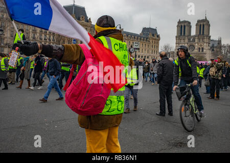 Tausende von Demonstranten mit französischen Behörden Samstag kollidierte in Paris. Das war die erste Aktion des gelben Weste Bewegung von 2019. Der französische Präsident Emmanuel Längestrich ist für mehrere Wochenenden seit Oktober gezielte und ist die Entscheidung zu erhöhten Kraftstoffpreise. Fast 50.000 Menschen protestierten im ganzen Land dieser Samstag. Stockfoto