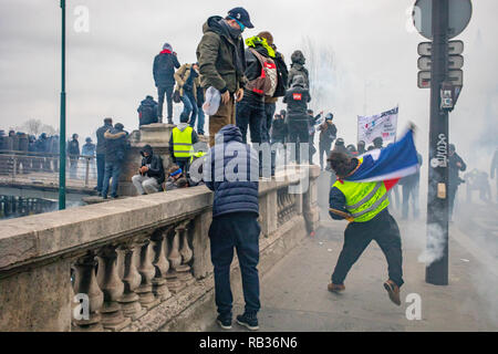 Tausende von Demonstranten mit französischen Behörden Samstag kollidierte in Paris. Das war die erste Aktion des gelben Weste Bewegung von 2019. Der französische Präsident Emmanuel Längestrich ist für mehrere Wochenenden seit Oktober gezielte und ist die Entscheidung zu erhöhten Kraftstoffpreise. Fast 50.000 Menschen protestierten im ganzen Land dieser Samstag. Stockfoto