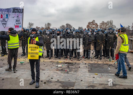 Tausende von Demonstranten mit französischen Behörden Samstag kollidierte in Paris. Das war die erste Aktion des gelben Weste Bewegung von 2019. Der französische Präsident Emmanuel Längestrich ist für mehrere Wochenenden seit Oktober gezielte und ist die Entscheidung zu erhöhten Kraftstoffpreise. Fast 50.000 Menschen protestierten im ganzen Land dieser Samstag. Stockfoto