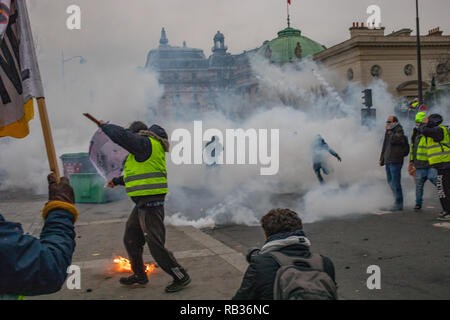 Tausende von Demonstranten mit französischen Behörden Samstag kollidierte in Paris. Das war die erste Aktion des gelben Weste Bewegung von 2019. Der französische Präsident Emmanuel Längestrich ist für mehrere Wochenenden seit Oktober gezielte und ist die Entscheidung zu erhöhten Kraftstoffpreise. Fast 50.000 Menschen protestierten im ganzen Land dieser Samstag. Stockfoto